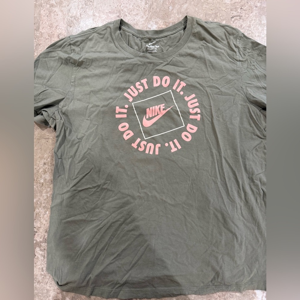 Nike tee - Picture 2 of 5